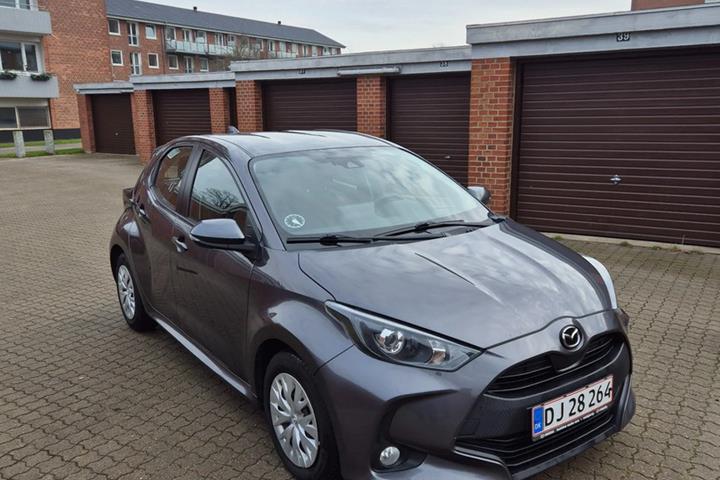 Grå Mazda 2 fra 2022