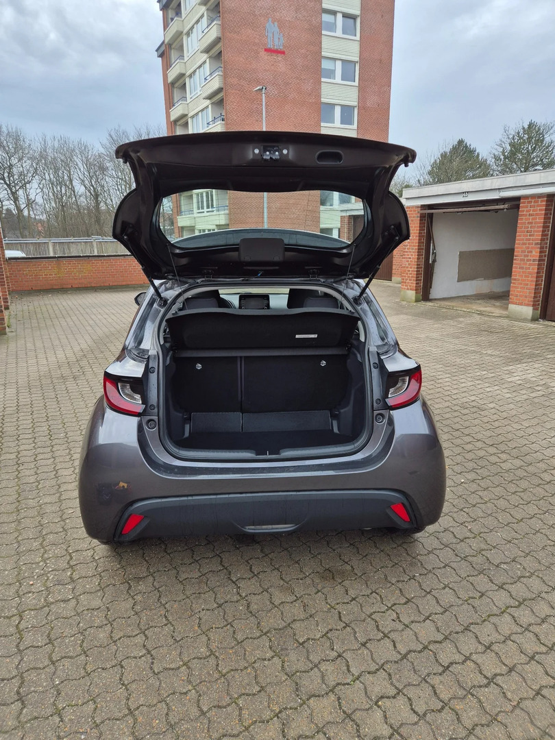 Grå Mazda 2 fra 2022