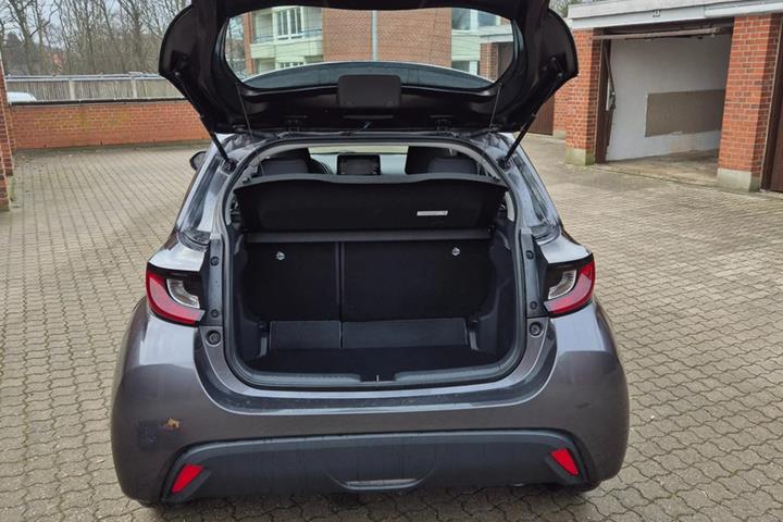 Grå Mazda 2 fra 2022