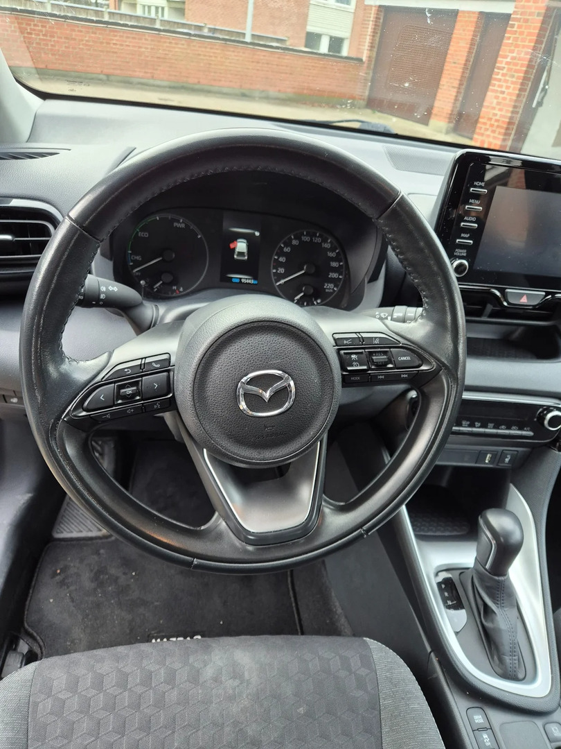 Grå Mazda 2 fra 2022