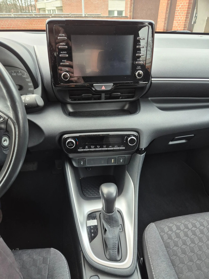 Grå Mazda 2 fra 2022
