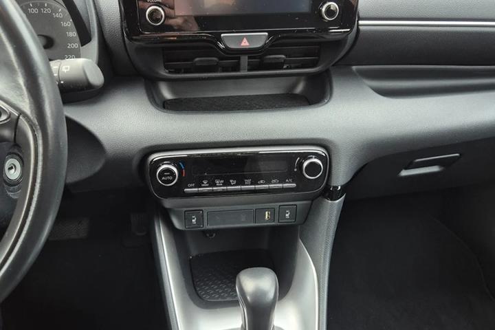 Grå Mazda 2 fra 2022