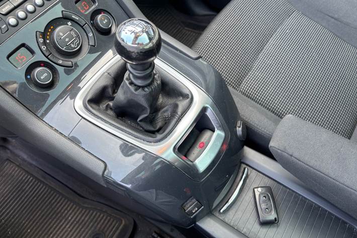 Blå Peugeot 5008 fra 2013