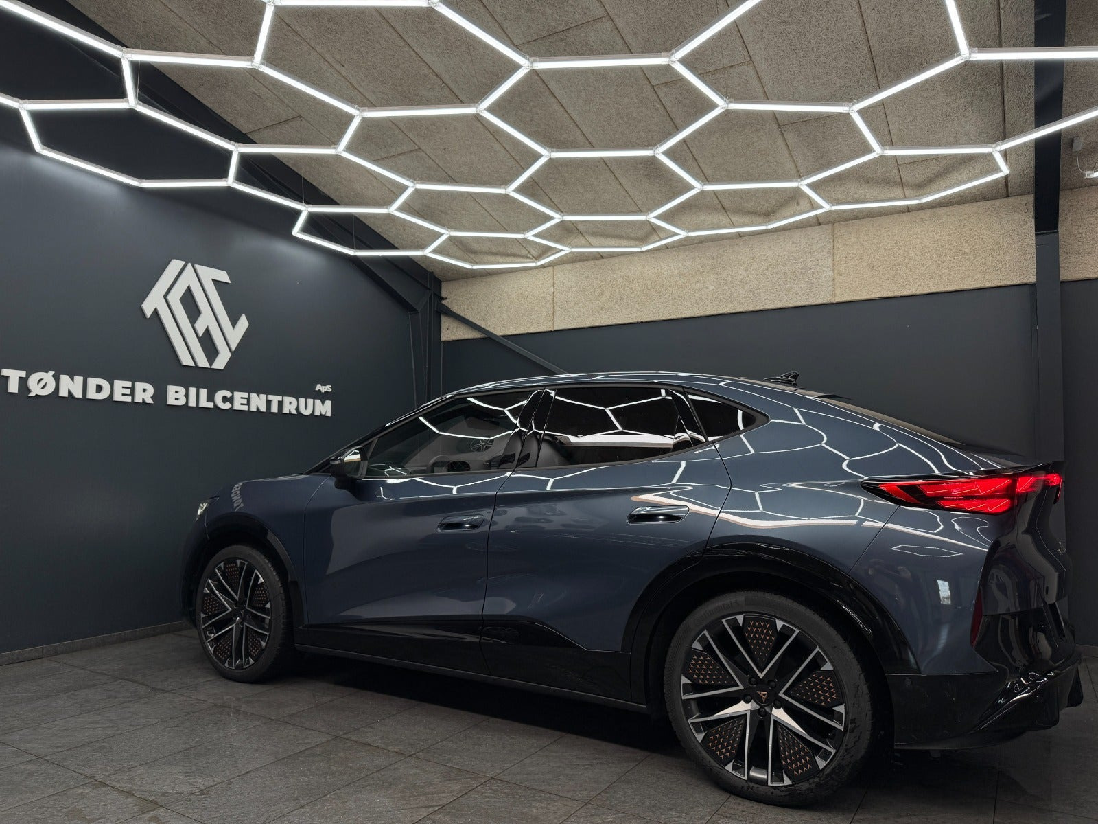 Blå Cupra Tavascan fra 2026