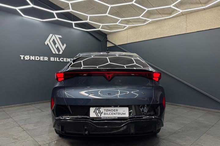 Blå Cupra Tavascan fra 2026