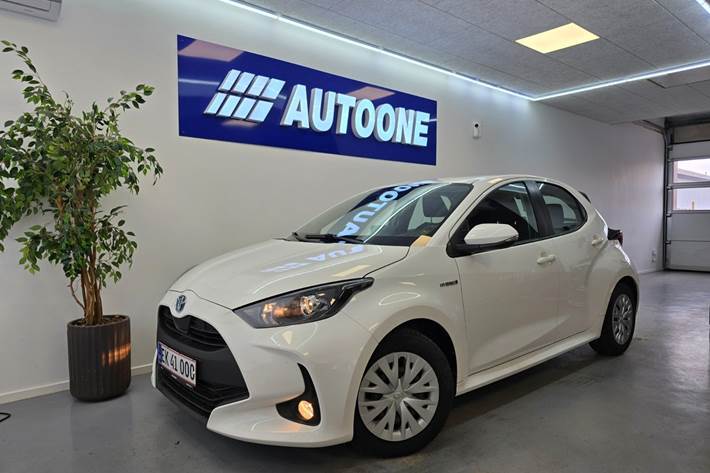 Hvid Toyota Yaris fra 2021 set udefra