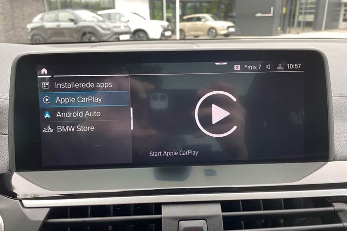 Grå BMW iX3 fra 2021