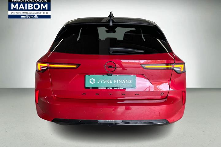 Rød Opel Astra-e fra 2024 set udefra