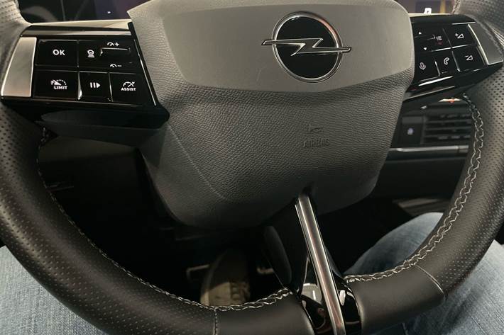 Rød Opel Astra-e fra 2024