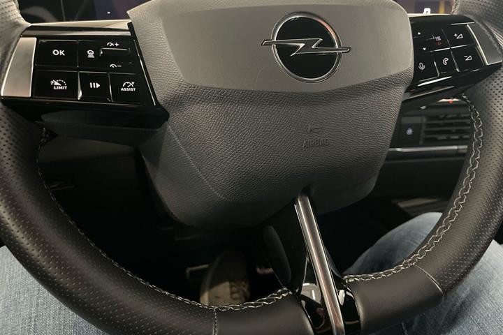 Rød Opel Astra-e fra 2024