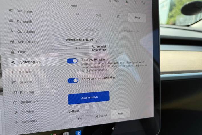 Grå Tesla Model 3 fra 2021