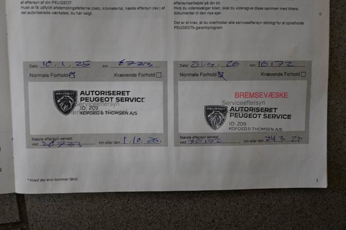 Grå Peugeot 2008 fra 2023