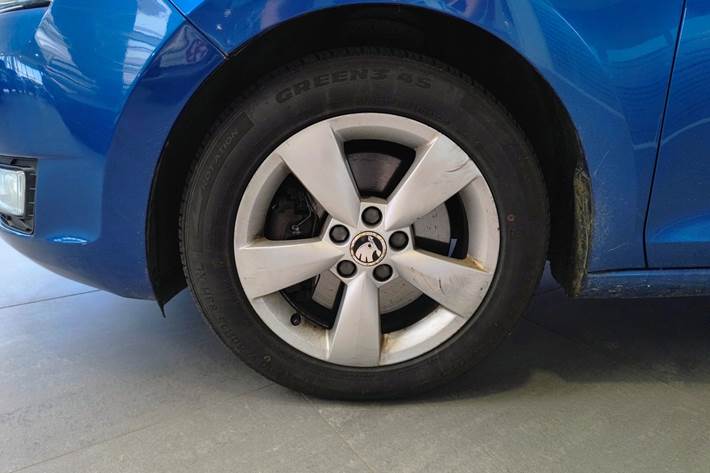 Blå Skoda Rapid fra 2014