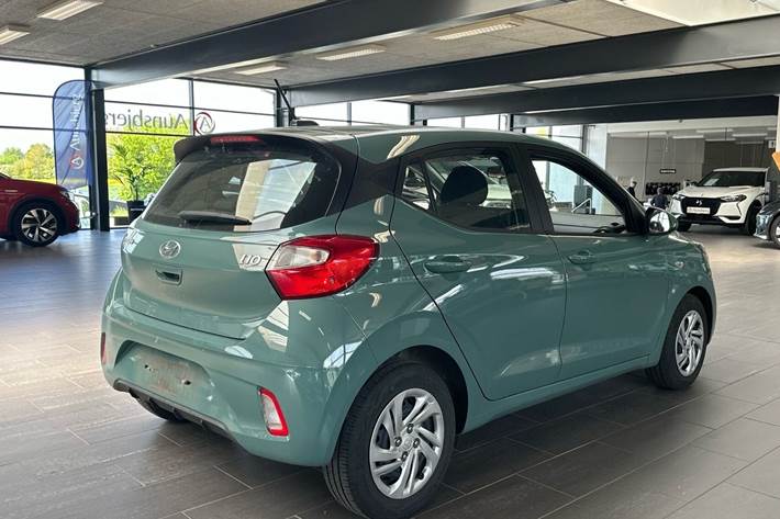 Blå Hyundai i10 fra 2023