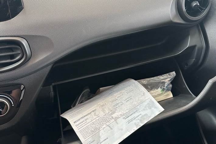 Blå Hyundai i10 fra 2023