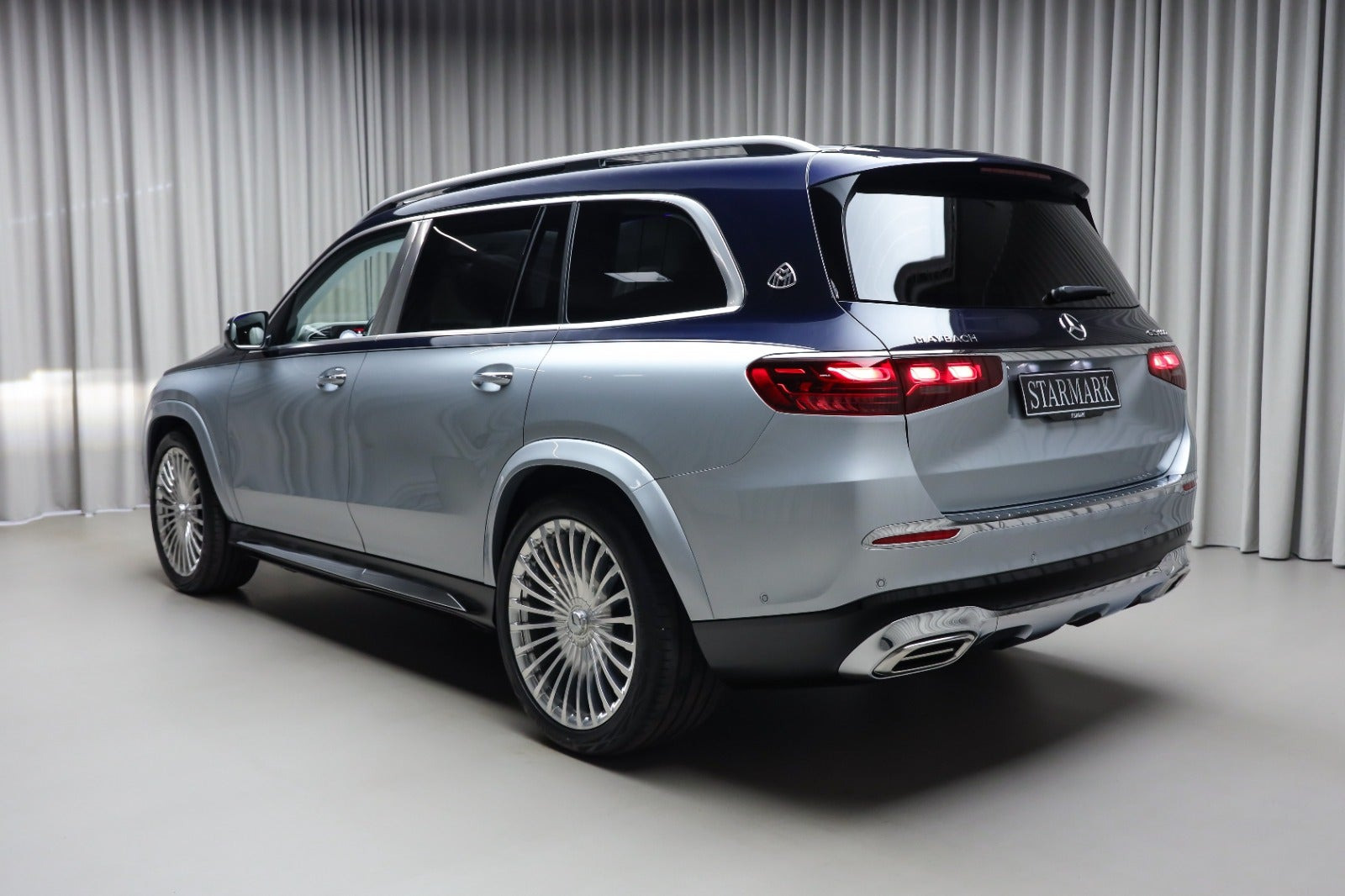 Sølv Mercedes GLS600 fra 2025