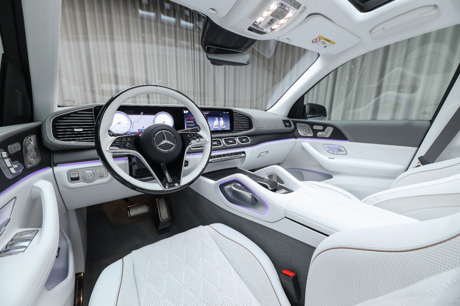 Sølv Mercedes GLS600 fra 2025