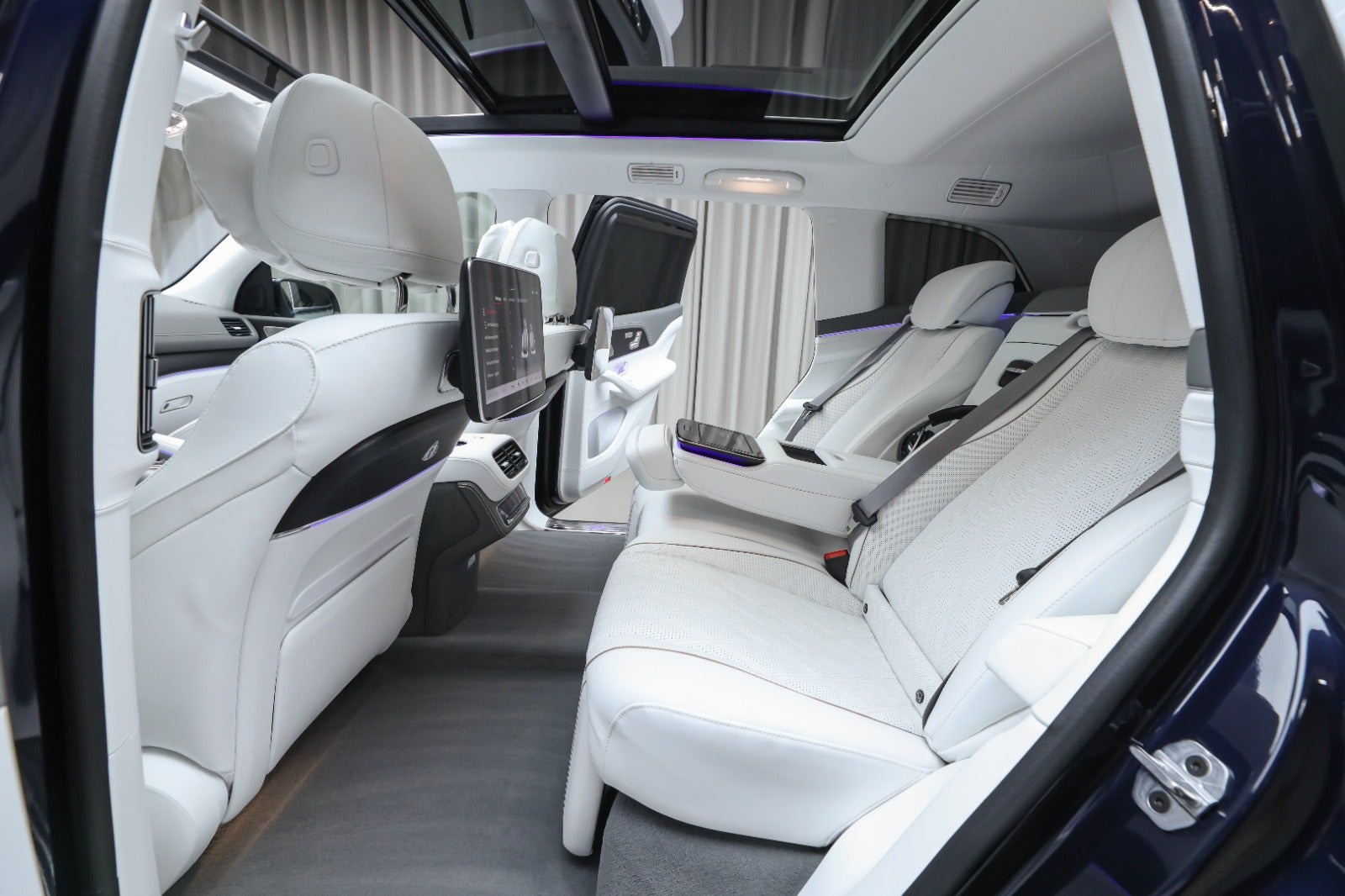 Sølv Mercedes GLS600 fra 2025