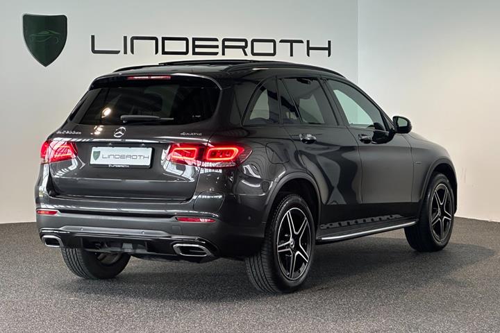 Grå Mercedes GLC300 de fra 2021