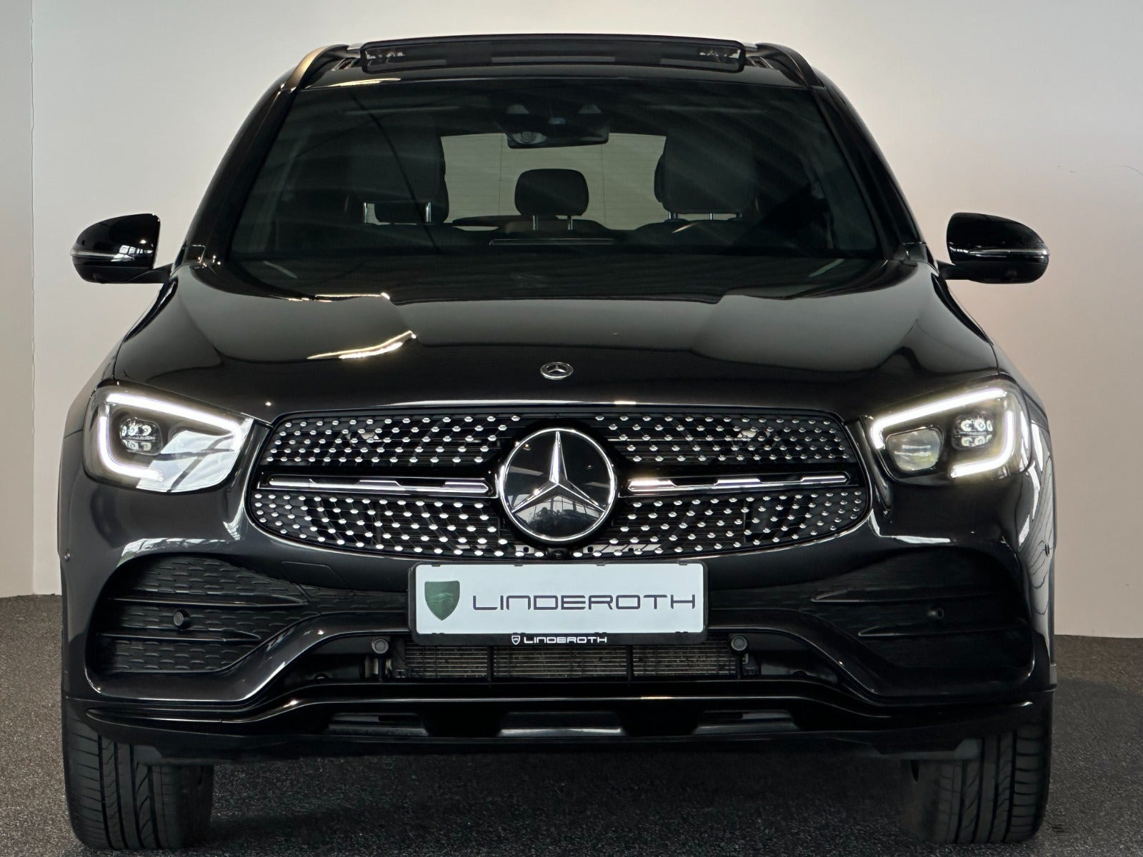 Grå Mercedes GLC300 de fra 2021