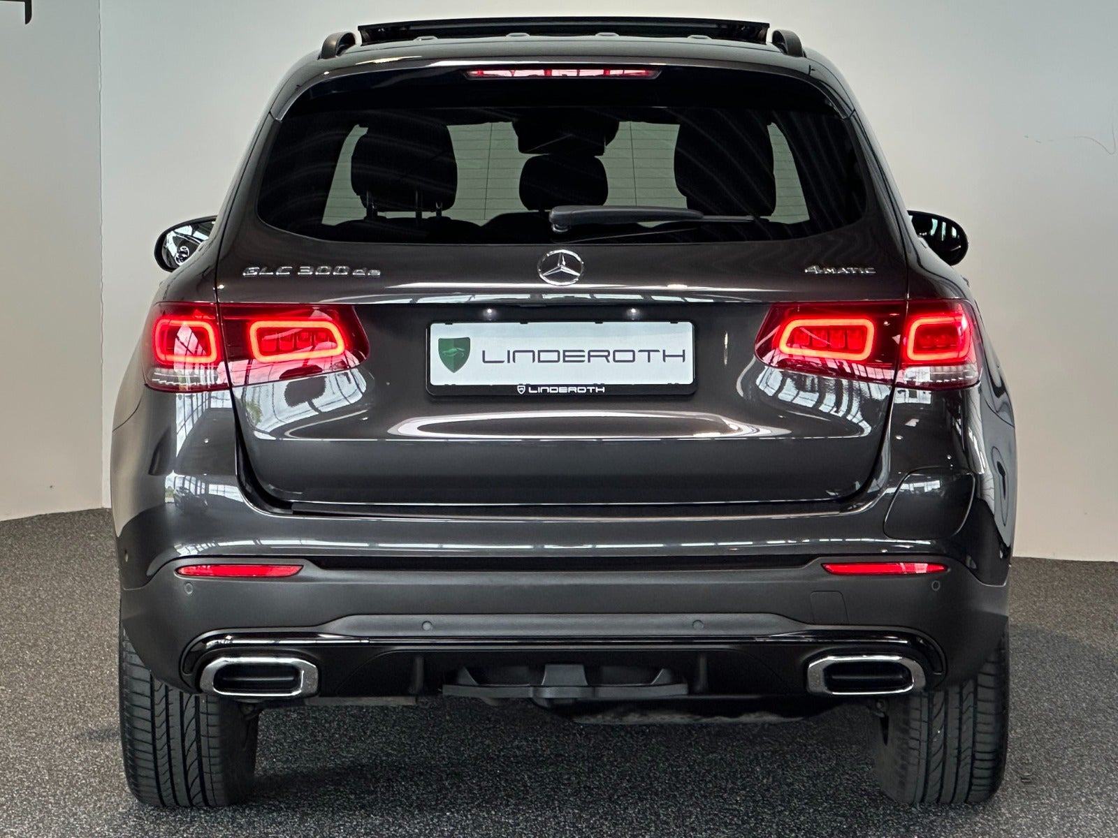 Grå Mercedes GLC300 de fra 2021