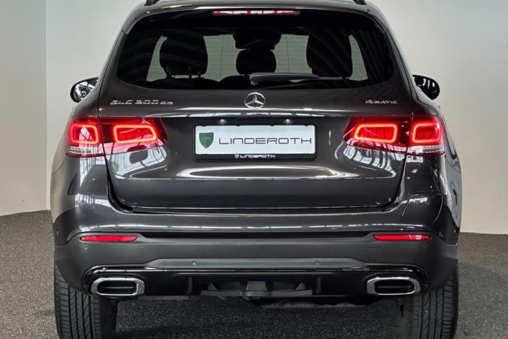 Grå Mercedes GLC300 de fra 2021
