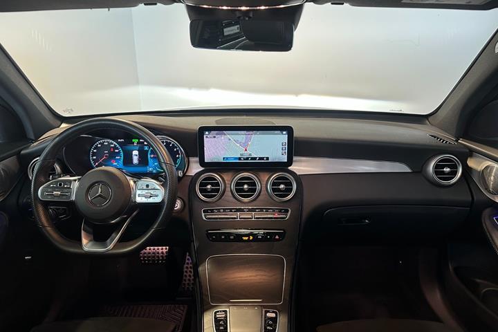 Grå Mercedes GLC300 de fra 2021