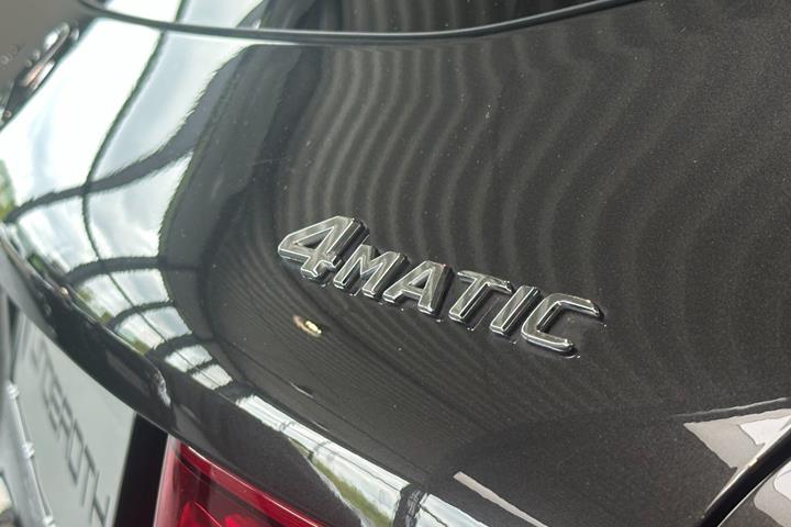 Grå Mercedes GLC300 de fra 2021