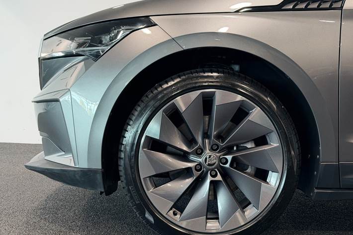 Grå Skoda Enyaq fra 2022
