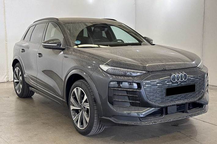 Grå Audi Q6 e-tron fra 2025