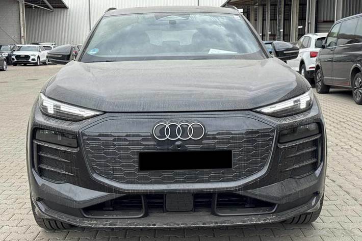Grå Audi Q6 e-tron fra 2025