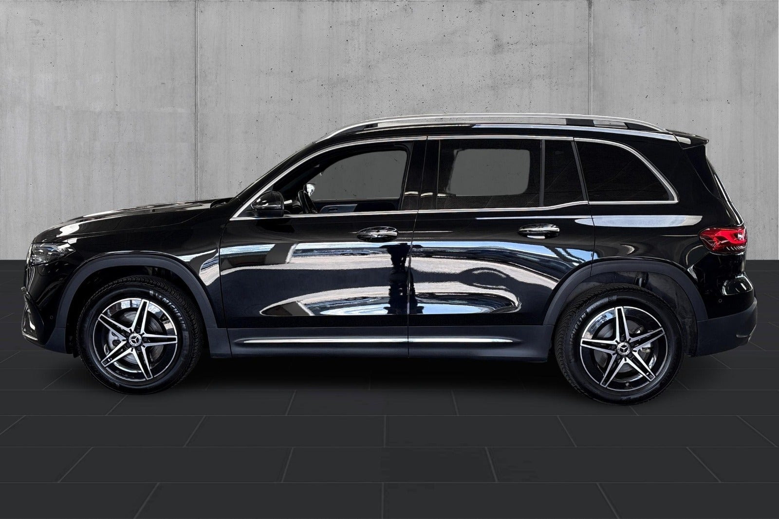 Sort Mercedes EQB250 fra 2023