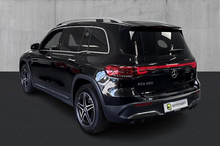 Sort Mercedes EQB250 fra 2023
