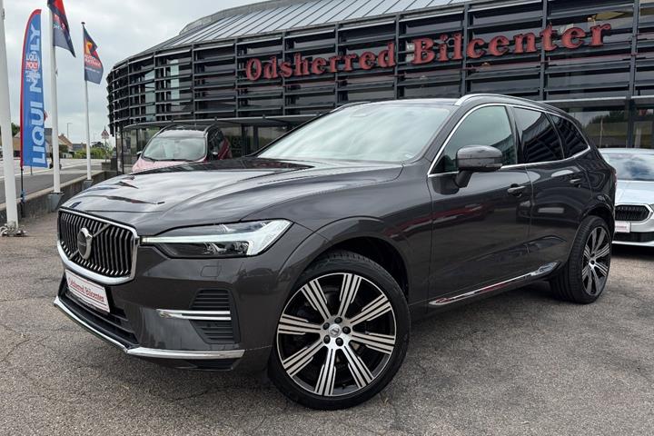 Grå Volvo XC60 fra 2022 set udefra