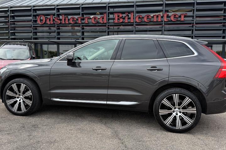 Grå Volvo XC60 fra 2022