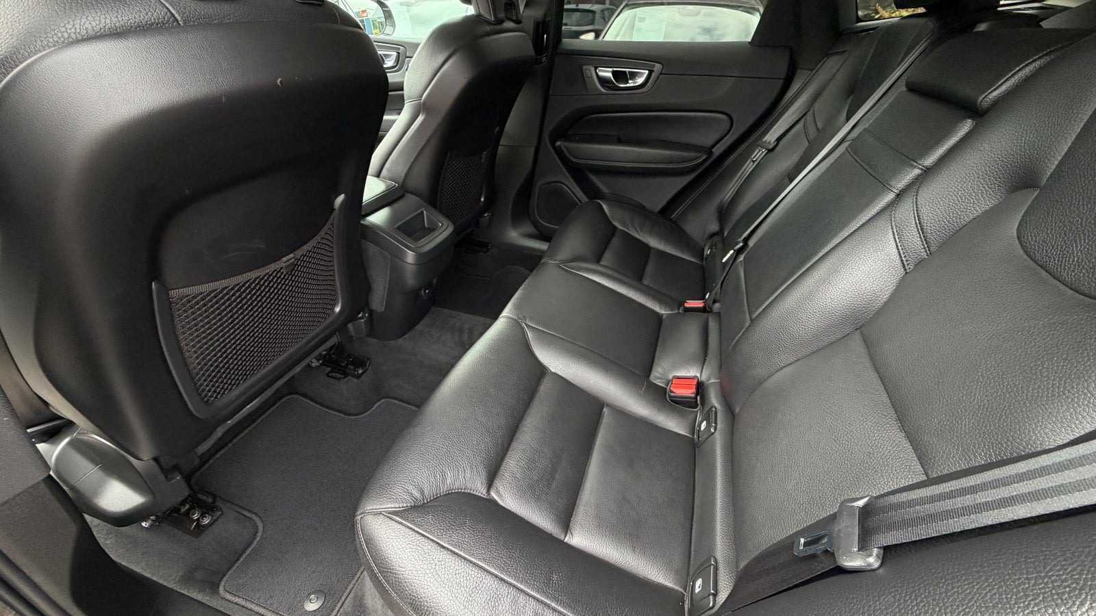 Grå Volvo XC60 fra 2022