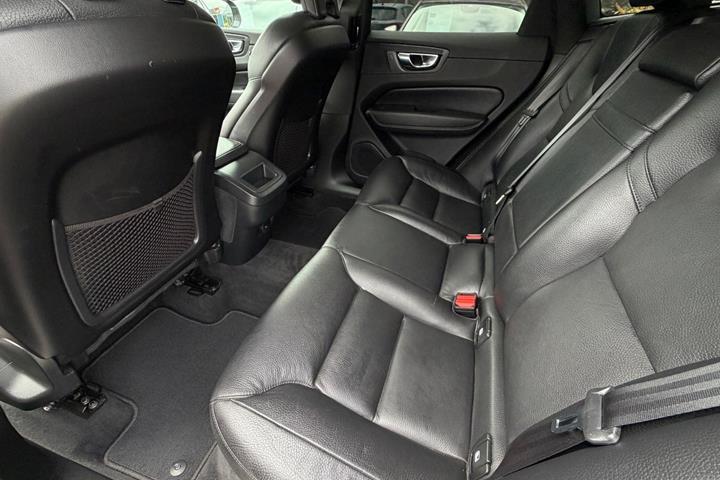 Grå Volvo XC60 fra 2022