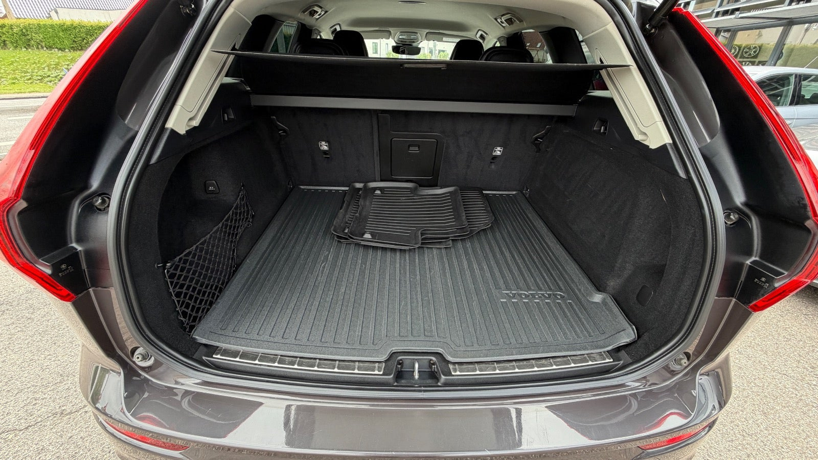 Grå Volvo XC60 fra 2022