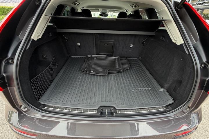 Grå Volvo XC60 fra 2022