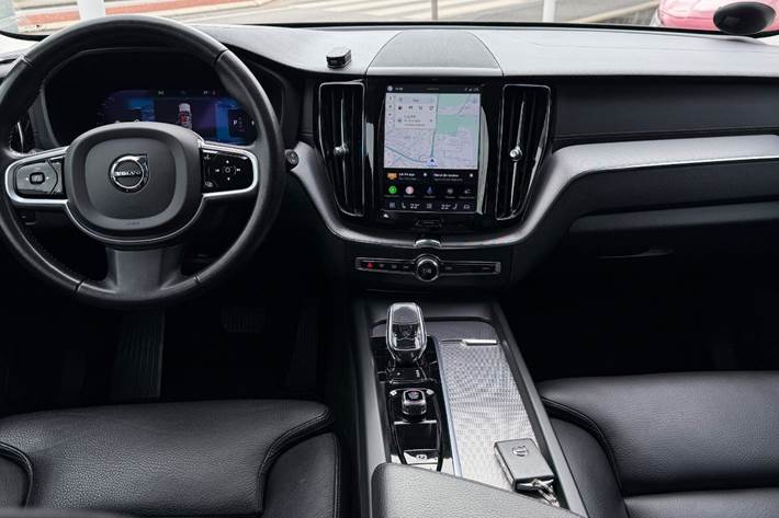 Grå Volvo XC60 fra 2022