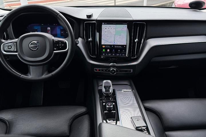 Grå Volvo XC60 fra 2022
