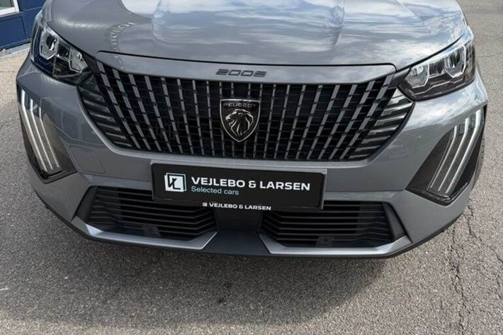 Grå Peugeot 2008 fra 2023