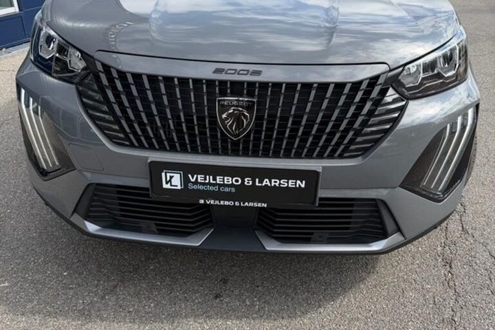 Grå Peugeot 2008 fra 2023