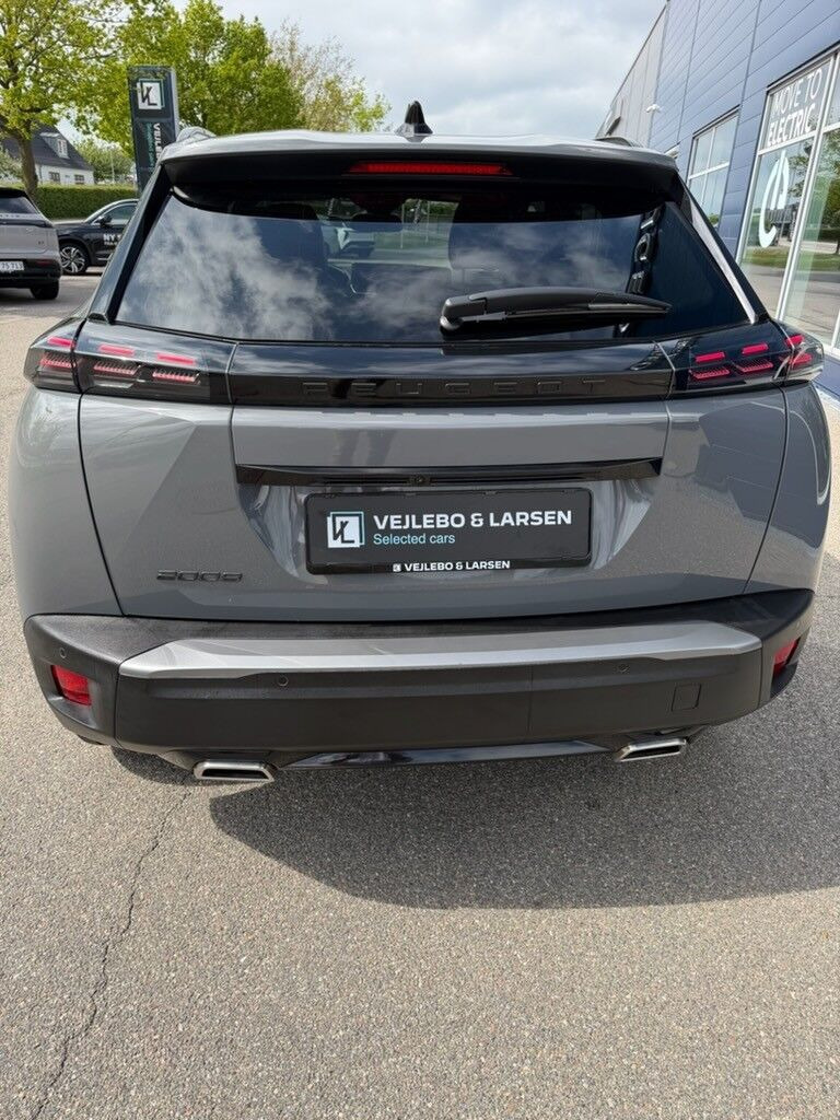 Grå Peugeot 2008 fra 2023
