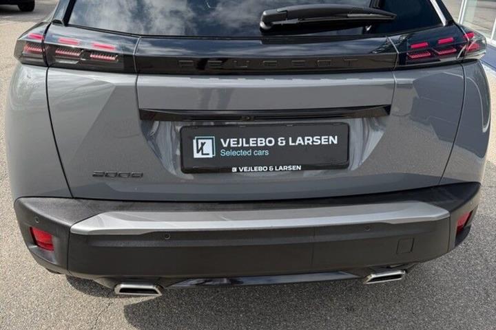 Grå Peugeot 2008 fra 2023