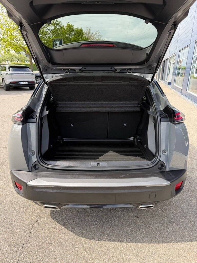 Grå Peugeot 2008 fra 2023