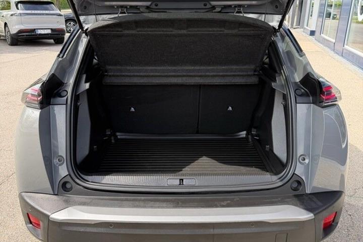 Grå Peugeot 2008 fra 2023