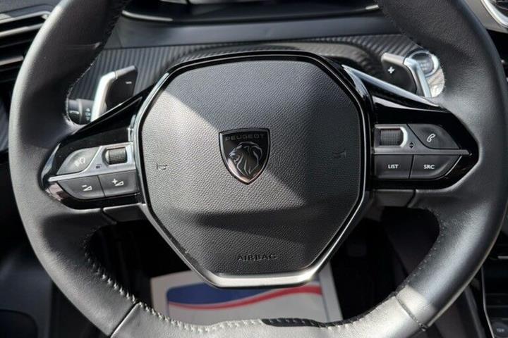 Grå Peugeot 2008 fra 2023