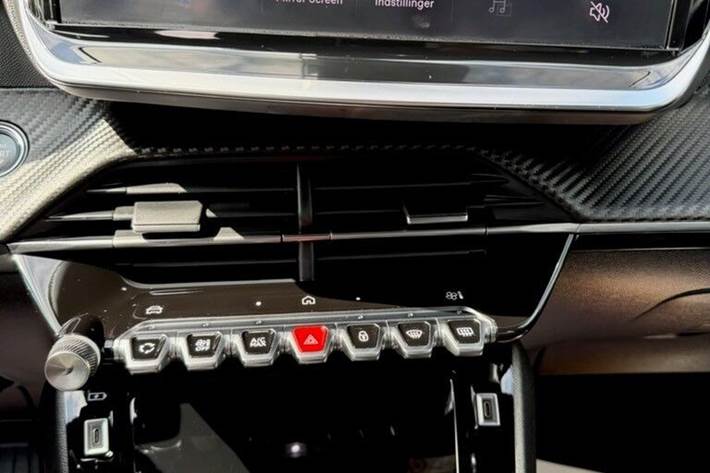 Grå Peugeot 2008 fra 2023