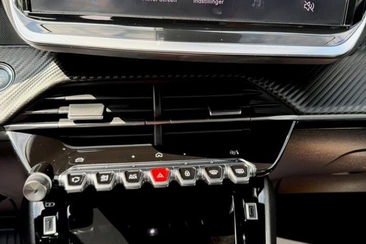 Grå Peugeot 2008 fra 2023